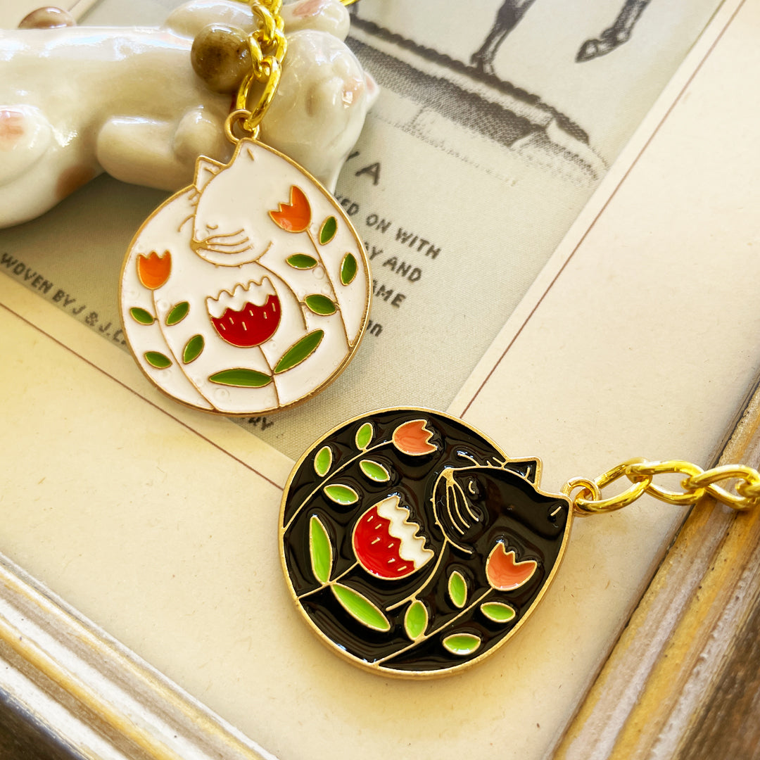 Blooming Catnap: Enamel Black Kitty Keychain with Floral Accents